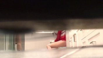 Spying my sisters friend in the bathroom
