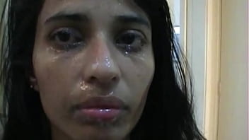 Uma ninfeta brasileira de peitos pequenos chorando no sexo anal recebe muita porra na cara