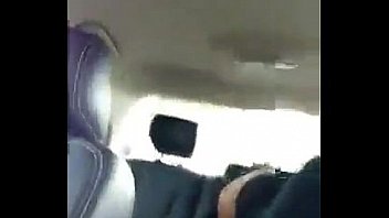 Loira casada transa com novinho no carro enquanto o marido dirige