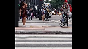 Tirou a calcinha na rua de frente do entregador Luana Kazaki exibicionista