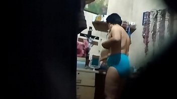 espiando a mi tia despues de un baño