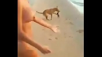 desnuda en la playa 2