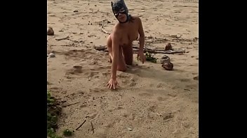Gatita takes my dick and shows her butt at the beach