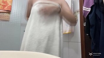 Novinha tomando banho e brincando no quarto