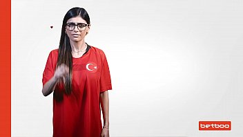Efsanevi Porno Yıldızı Mia Khalifa Türk Süper Ligi Televizyon Reklamında Oynadı