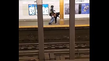 transando em público no metrô de Nova York flagrante voyuer durante o isolamento pelo corona vírus