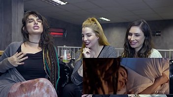 Dread, Clara e Emme juntinhas vendo filme Wake Up