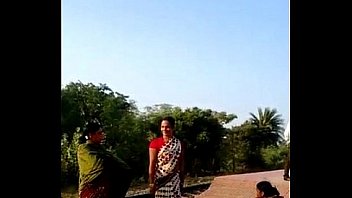 desi village bhabhi saree lift pussy show in public