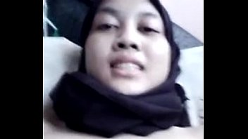 Hijaber cantik ngocok memek mulusnya karena udah sange