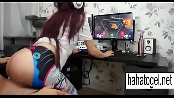 gamer ngentot di depan komputer