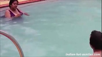 Hindi aunty showing her tits at the swimming pool porn video.