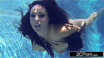 Stunning MILF Holly Halston Giving Amazing Underwater Blowjob