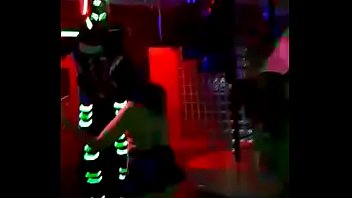 Dançando roçando robô led safado baile funk putaria