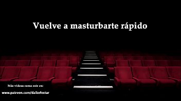 Masturbarse viendo una pelicula en el cine. Voz española.