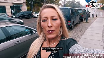 Deutsche Frau schleppt eine Frau ab zu einem Lesbensex EroCom Date