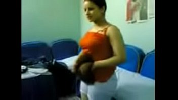 عرفه انو بيصورها وتقولو انا نفسي ابقي ممثلة سكس بس محتاجه فرصه الفديو ربط كاملbit.ly/32KI4B5