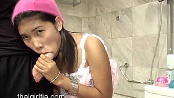 Thai Fuck toy Zoe 18 bathroom sucky sucky