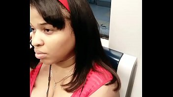 Espia de Tetona morena y escotada en el Metro