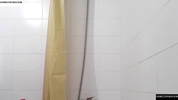 Milf cachonda en la ducha