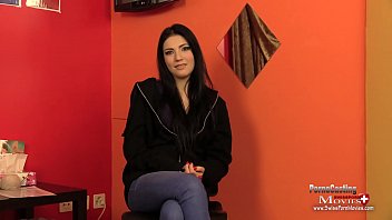 Teen Mia Evans beim Interview am Porno Casting Diese geile Luder möchte sich ganz noch oben ficken in der Porno-Branche.