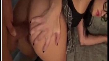 Sexo anal con una colegiala culona el primer anal de esta pervertida teen grita muy duro le duele pe
