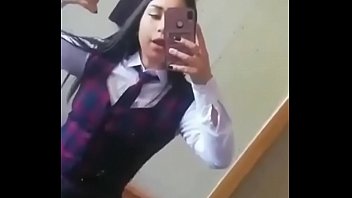 Colegiala muestra sus piernas 