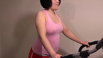 With an anal stopper on the treadmill, I combine fitness and orgasm and train juicy ass.